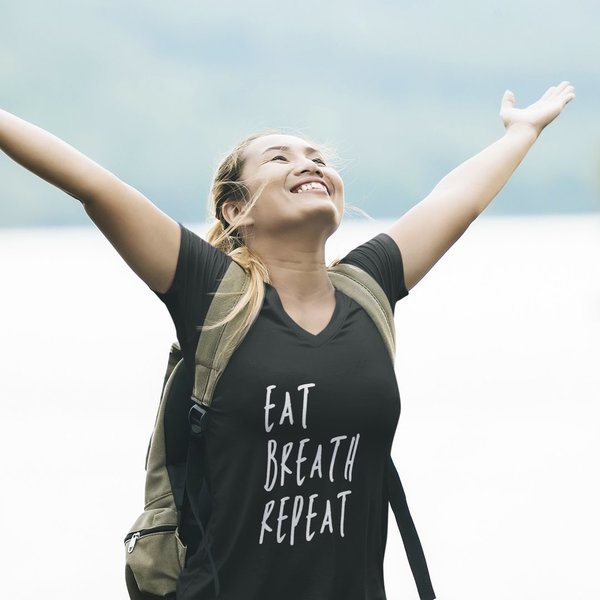 "eat breath repeat" für mega Frauen V-Ausschnitt - nachhaltig & fair