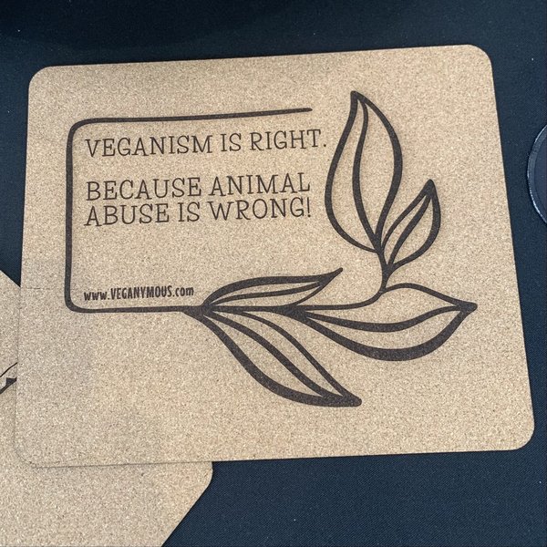 "veganism is right, because animal abuse is wrong" Mousepad aus nachhaltigem Kork