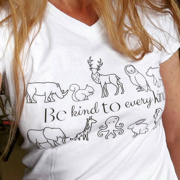 "Be kind to every kind I" Frauen V-Neck oder Rundhals - nachhaltig&fair (verschiedene Farben)
